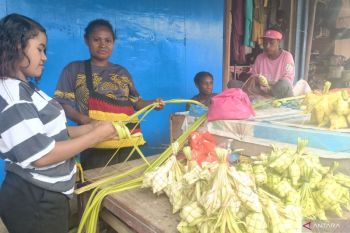 Warga asli Papua jualan ketupat raup keuntungan