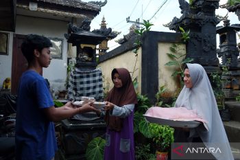 Tradisi Ngejot menjelang Hari Raya Idul Fitri di Bali