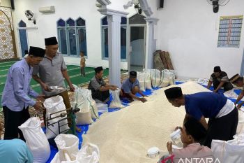 Masjid Baitul Mutaqin bagikan 2,1 ton beras dan uang Rp23 juta ke warga