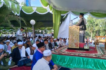 Pj Wako Pangkalpinang bersama ribuan masyarakat sholat ied perdana di Masjid Agung Kubah Timah