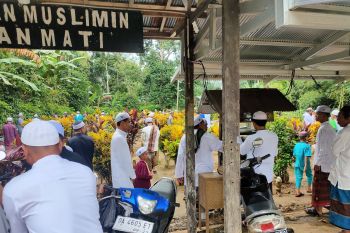 LEBARAN - Jamaah Shalat Id jadikan kuburan untuk  ajang silaturahmi