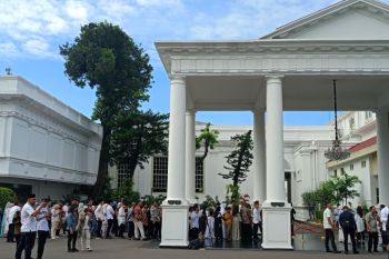 Masyarakat mulai berdatangan ke Istana Negara Jakarta
