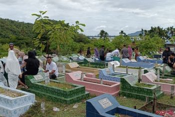 Warga Muslim Kota Jayapura ziarah kubur di Idul Fitri 1445 Hijriah