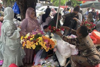 Pedagang sampai petugas Makam Wanasari Denpasar nikmati berkah Lebaran