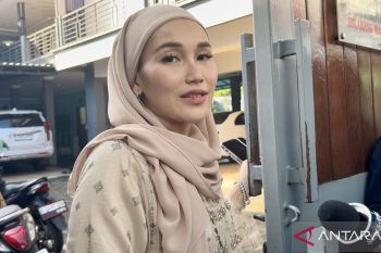 Nyaris terlambat, Ayu Ting Ting laksanakan shalat Id dengan khidmat