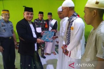 Pj Bupati Sinjai menyerahkan remisi Idul Fitri kepada 146 WBP
