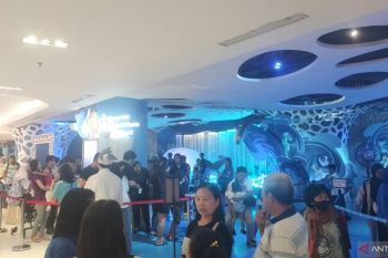 Pengunjung padati objek wisata Jakarta Aquarium dan Safari di Jakbar