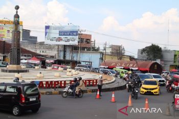 Polisi pasang pagar pembatas di tengah jalan Bandung-Cianjur antisipasi macet