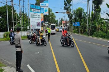 Polres Kulon Progo memastikan aru lalu lintas Wates-Purworejo landai