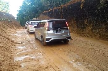 Lalu lintas di lokasi longsor menuju batas Indonesia-Malaysia mulai normal
