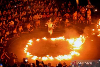 Wisata Tari Kecak di Uluwatu Bali