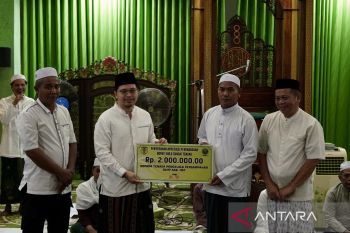 Bupati HST beri bonus 278 petugas kebersihan atas raihan Adipura ke-8