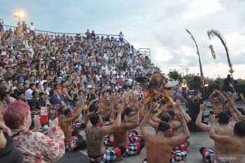 Penari Kecak di Uluwatu panen penonton saat libur Lebaran