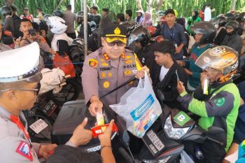 Polisi bagikan minuman ke pemudik roda dua di Bakauheni