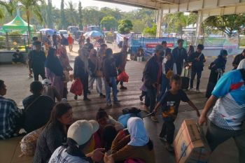 Pemudik pejalan kaki padati terminal Pelabuhan Bakauheni