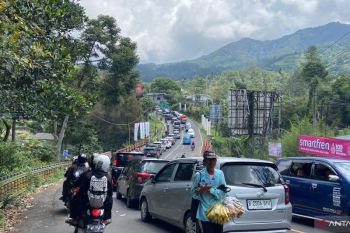Polisi Cianjur berlakukan sistem satu arah sejak Sabtu pagi antisipasi macet Puncak