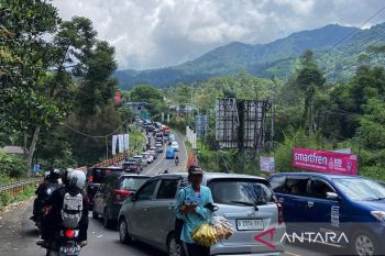 Polisi berlakukan sistem satu arah sejak pagi antisipasi macet Puncak