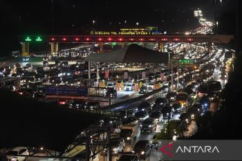 Petugas tambah kapasitas lajur "contraflow" di Tol Japek