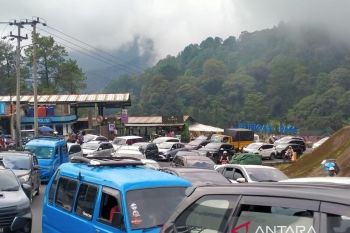 Polisi arahkan pemilir ke jalur alternatif antisipasi macet di Puncak