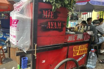 Pedagang dekat Stasiun Pasar Senen raih pendapatan dobel saat Lebaran