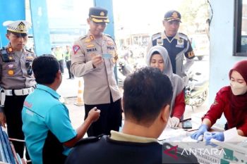 Petugas gabungan tes urine sopir bus di Terminal Situbondo
