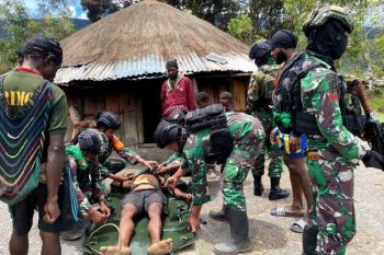 Prajurit Yonif 751/VJS membantu evakuasi warga Sinak yang sakit