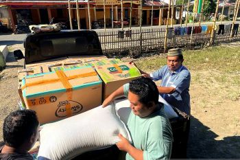 Wakil Ketua DPRD serahkan bantuan ke warga terdampak banjir Tolinggula