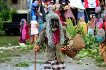 Topeng-topeng yang menjaga ingatan tradisi di Lampung Barat