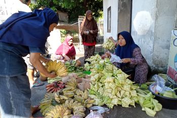 Wali Kota Mataram mengimbau warga tak berlebihan rayakan "Lebaran Topat"