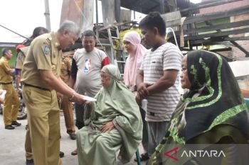 Bupati Pinrang serahkan bantuan pada korban kebakaran