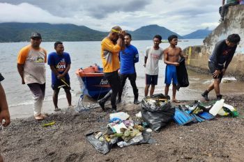 Penikmat Festival Bale Nagi 2024 kumpulkan 100 kg sampah laut di Larantuka