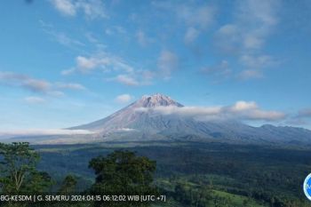 Gunung Semeru kembali erupsi selama 118 detik pada Senin malam