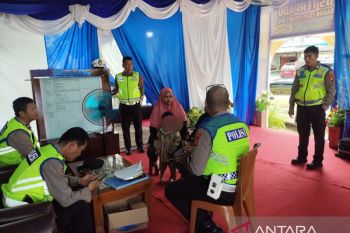 Personel Pospam Lebaran Polres OKU bantu pemudik pulang ke Solo