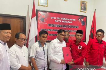Relawan Andi Sulaiman Mengambil Formulir Bakal Cagub di PDIP
