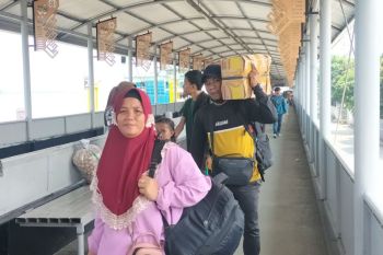 Penumpang pejalan kaki masih memadati Pelabuhan Bakauheni pada Rabu siang
