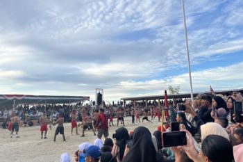 Ribuan warga meriahkan atraksi "pukul sapu lidi" 7 syawal di Morella Maluku