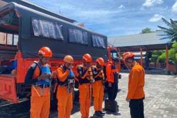Tim SAR cari seorang warga tenggelam di Pantai Rogan Flotim