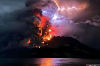 Letusan Gunung Ruang picu kilatan petir vulkanik