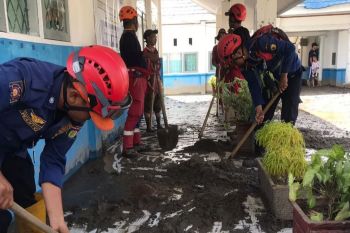 Damkar Palu bantu penanganan banjir bandang di Sigi