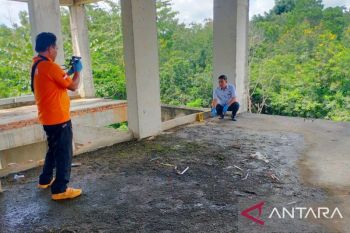 Polisi olah TKP penemuan mayat di UHO Kendari