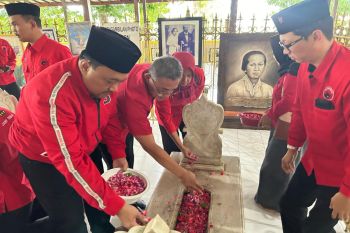 Pengurus PDI-P Jateng dan Rembang ziarah ke makam RA Kartini