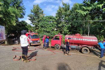 Petugas gabungan bersihkan material banjir dan longsor di Trenggalek