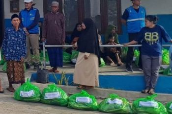 PLN berikan bantuan sosial kepada warga Pulau Ende