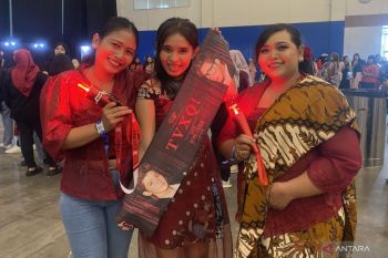 Cassiopeia berkebaya meriahkan konser TVXQ! di Indonesia