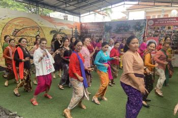 Puluhan wanita di Bali dansa berkebaya dan bersanggul rayakan Hari Kartini