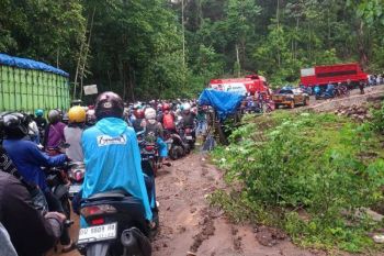 Batu besar menimpa jalan di kawasan Karaengta picu kemacetan