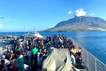 Satgas penanganan Gunung Ruang terus evakuasi warga di radius bahaya