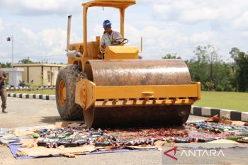 Polda musnahkan 961 botol miras dan tahan tiga tersangka