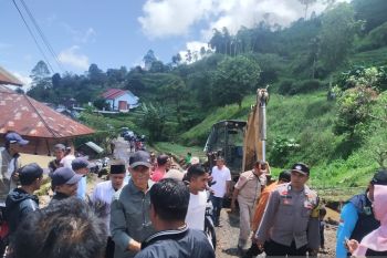 Pemkab Solok tinjau lokasi longsor di Kecamatan Lembang Jaya