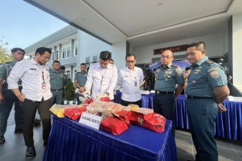 Lantamal IV/Batam tangkap kurir sabu dan empat PMI ilegal
